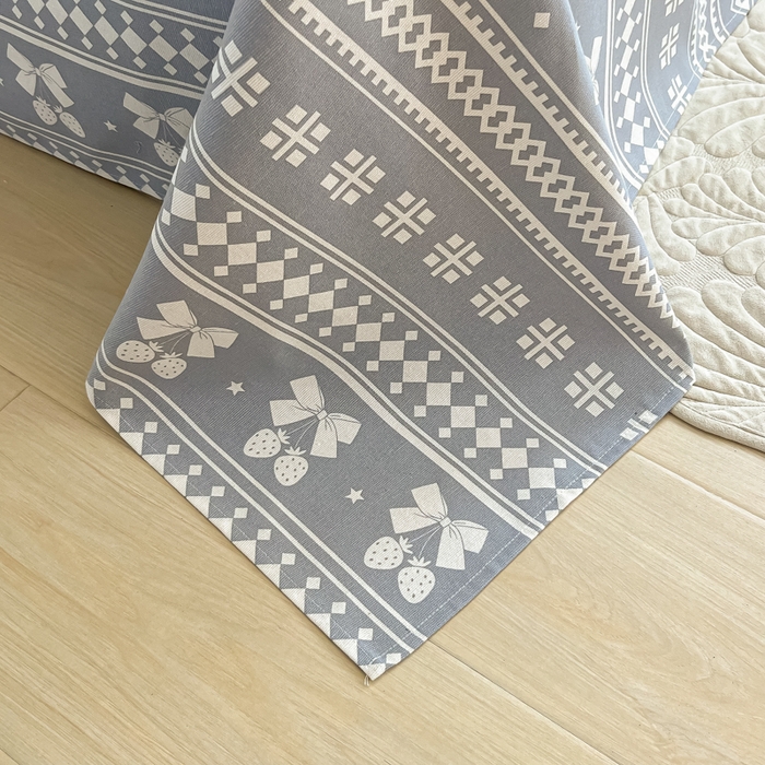 91家纺网 家纺一手货源 找家纺 爱彼家纺 2025新款热门卡通条纹原棉老粗布凉席床单 草莓格-灰