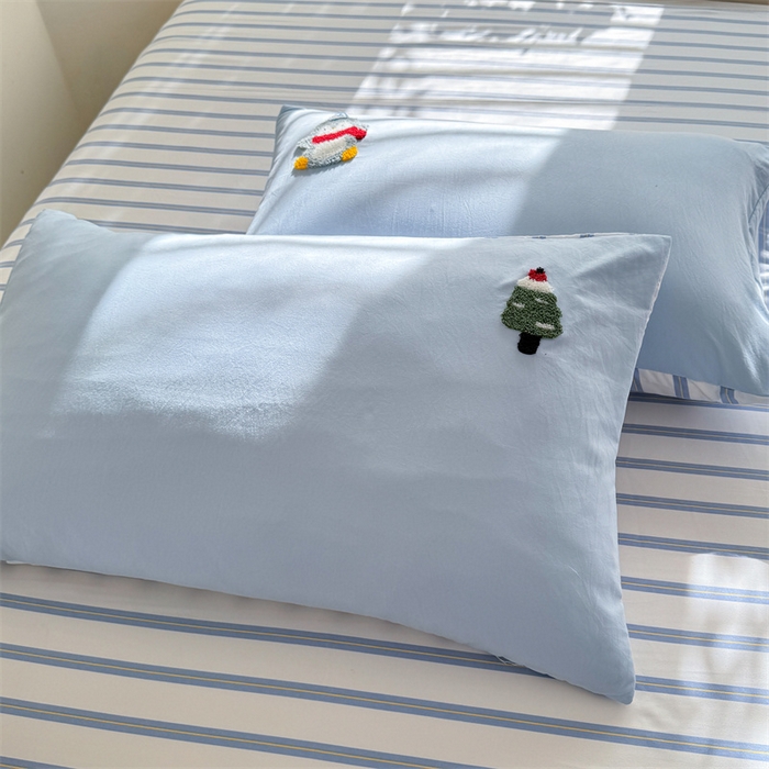 91家纺网 家纺一手货源 找家纺 多品 2025春夏新款水洗棉毛巾绣卡通系列被套单件-单被套 豆丁企鹅 蓝条