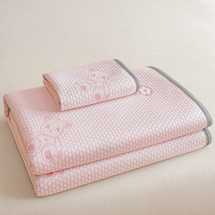 91家纺网 家纺一手货源 找家纺 雪鲨家纺  2025新款凉感冰豆豆凉席凉豆豆三件套冰丝提花软席PE 小熊粉