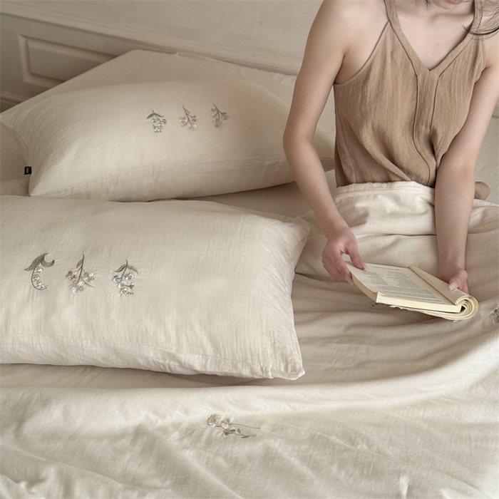 91家纺网 家纺一手货源 找家纺 鹿班家居 2025年夏季双层皱皱纱刺绣夏被系列—猫耳花园【标准会员-20元】 白色