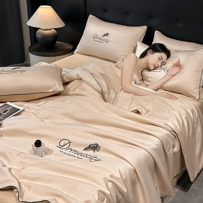 91家纺网 家纺一手货源 找家纺 伊梵居 2025新款水洗真丝刺绣夏被四件套 梦羽-卡其