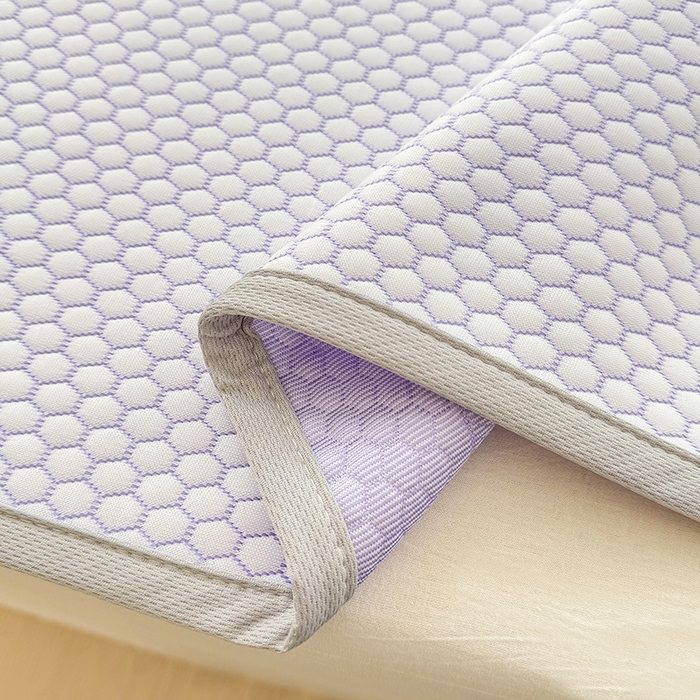 91家纺网 家纺一手货源 找家纺 雪鲨家纺  2025新款凉感冰豆豆凉席凉豆豆三件套冰丝提花软席PE 卡皮巴拉紫