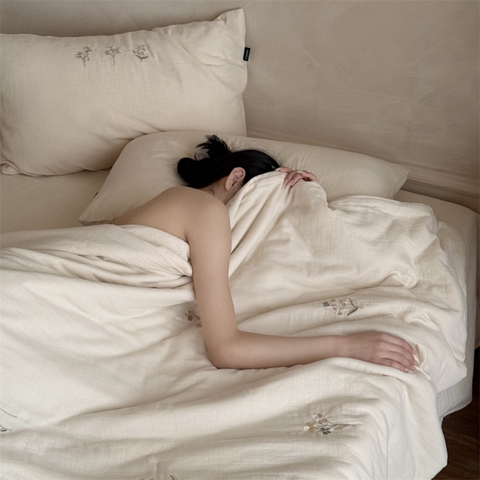 91家纺网 家纺一手货源 找家纺 鹿班家居 2025年夏季双层皱皱纱刺绣夏被系列—猫耳花园【标准会员-20元】 白色