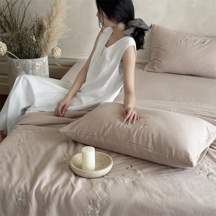 91家纺网 家纺一手货源 找家纺 鹿班家居 2025年夏季双层皱皱纱刺绣夏被系列—猫耳花园【标准会员-20元】 棕色