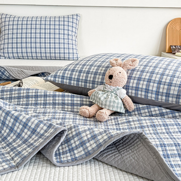 91家纺网 家纺一手货源 找家纺 沐纯家居 2025新款格子款天丝棉床盖三件套 布丁蓝-配灰