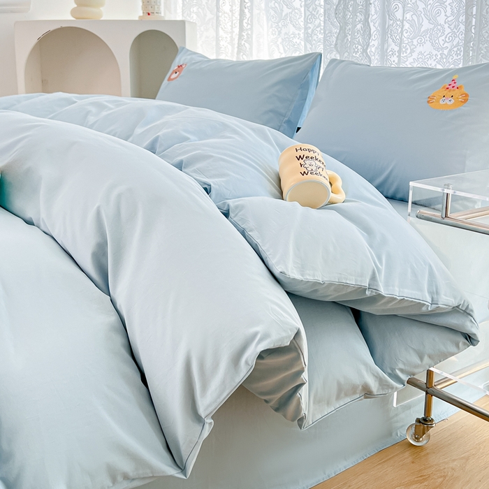 91家纺网 家纺一手货源 找家纺 曼町家居 2025春夏新款40支全棉纯棉水洗棉刺绣四件套 萌趣熊抱-北欧蓝