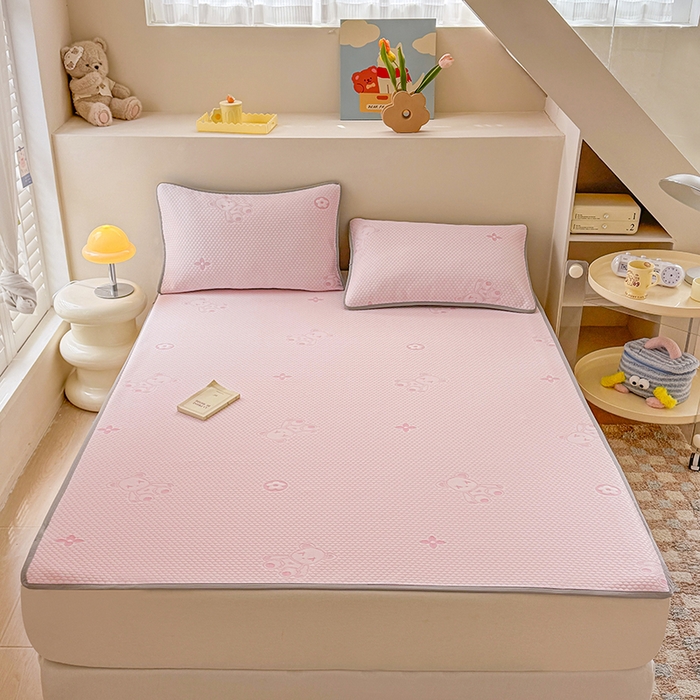 91家纺网 家纺一手货源 找家纺 雪鲨家纺  2025新款凉感冰豆豆凉席凉豆豆三件套冰丝提花软席PE 小熊粉