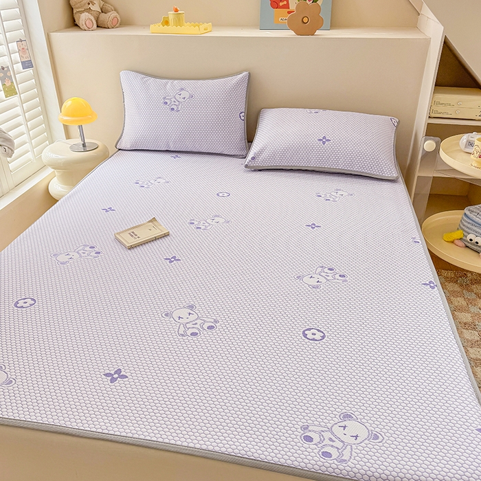 91家纺网 家纺一手货源 找家纺 雪鲨家纺  2025新款凉感冰豆豆凉席凉豆豆三件套冰丝提花软席PE 小熊紫