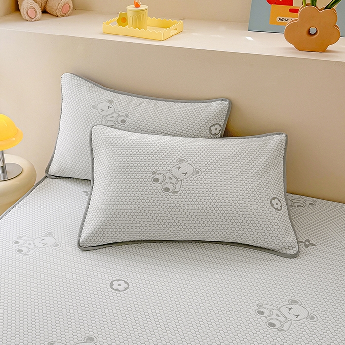 91家纺网 家纺一手货源 找家纺 雪鲨家纺  2025新款凉感冰豆豆凉席凉豆豆三件套冰丝提花软席PE 小熊灰