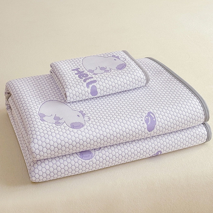 91家纺网 家纺一手货源 找家纺 雪鲨家纺  2025新款凉感冰豆豆凉席凉豆豆三件套冰丝提花软席PE 卡皮巴拉紫