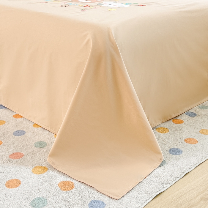 91家纺网 家纺一手货源 找家纺 曼町家居 2025春夏新款40支全棉纯棉水洗棉刺绣四件套 萌趣熊抱-浅纱色