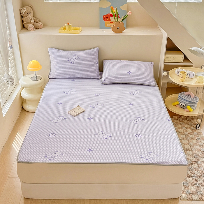 91家纺网 家纺一手货源 找家纺 雪鲨家纺  2025新款凉感冰豆豆凉席凉豆豆三件套冰丝提花软席PE 小熊紫