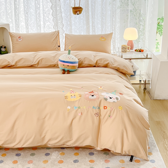 91家纺网 家纺一手货源 找家纺 曼町家居 2025春夏新款40支全棉纯棉水洗棉刺绣四件套 萌趣熊抱-浅纱色