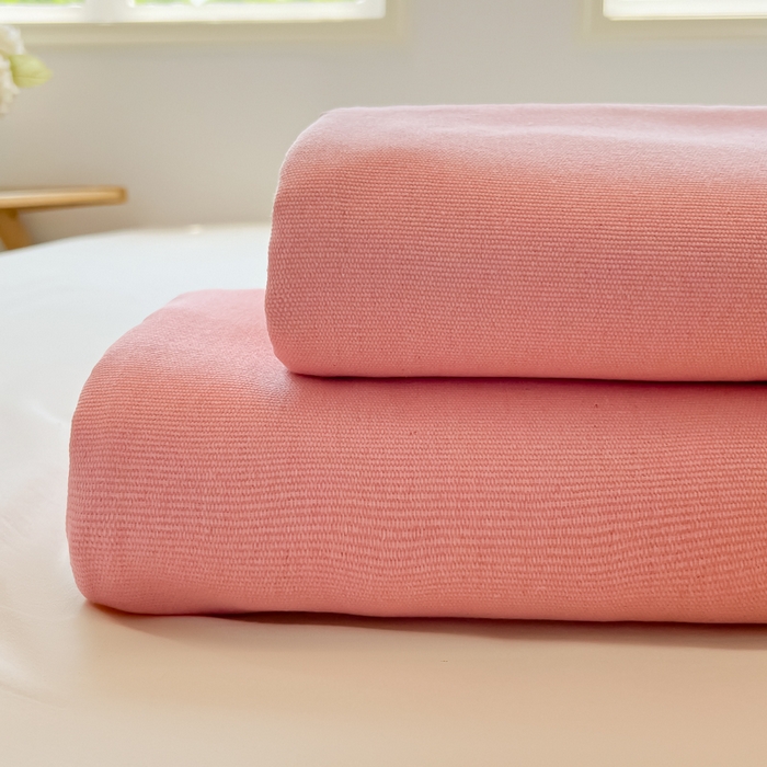 91家纺网 家纺一手货源 找家纺 爱彼家纺 2025新款热门卡通条纹原棉老粗布凉席床单 格调-粉