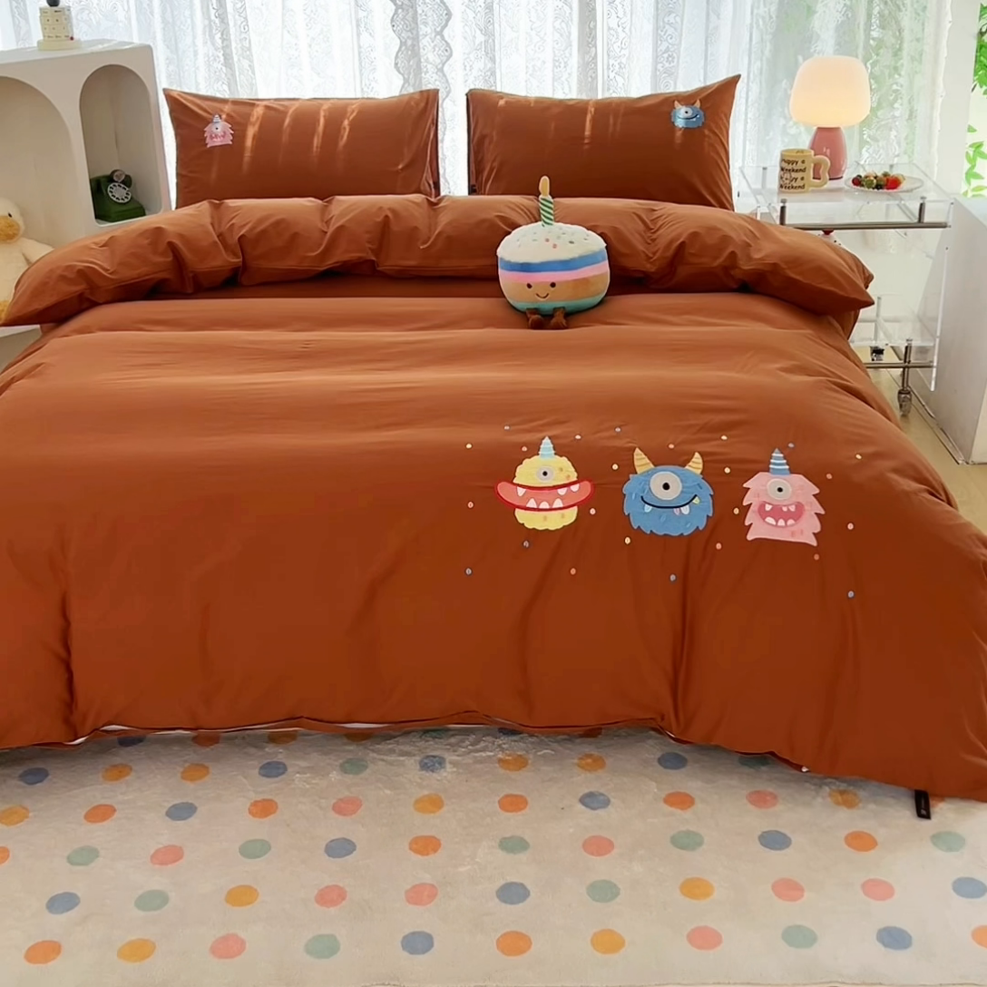 91家纺网 家纺一手货源 找家纺 曼町家居 2025春夏新款40支全棉纯棉水洗棉刺绣四件套 哆啦趣梦-复古咖