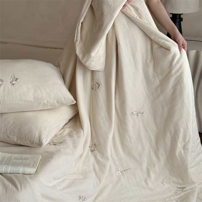 91家纺网 家纺一手货源 找家纺 鹿班家居 2025年夏季双层皱皱纱刺绣夏被系列—猫耳花园【标准会员-20元】 白色