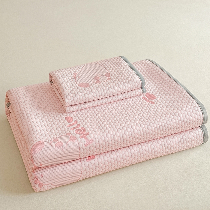 91家纺网 家纺一手货源 找家纺 雪鲨家纺  2025新款凉感冰豆豆凉席凉豆豆三件套冰丝提花软席PE 卡比巴拉粉