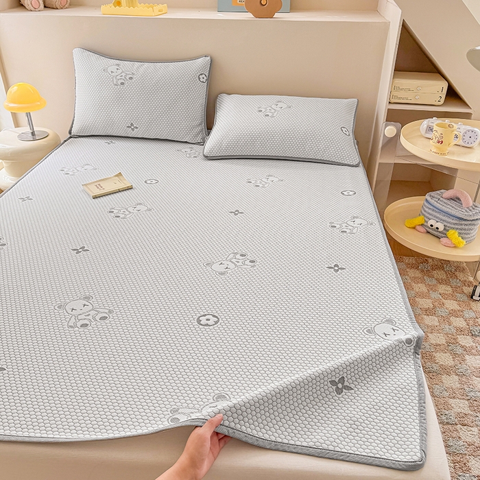 91家纺网 家纺一手货源 找家纺 雪鲨家纺  2025新款凉感冰豆豆凉席凉豆豆三件套冰丝提花软席PE 小熊灰