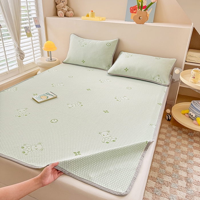 91家纺网 家纺一手货源 找家纺 雪鲨家纺  2025新款凉感冰豆豆凉席凉豆豆三件套冰丝提花软席PE 小熊绿