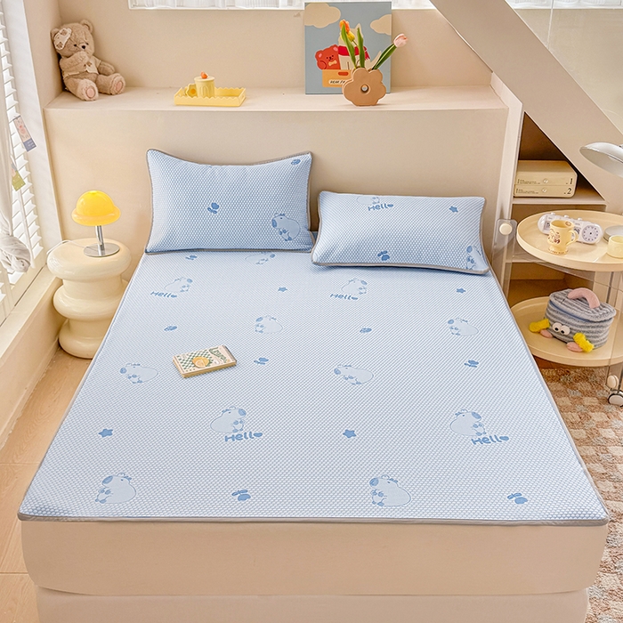 91家纺网 家纺一手货源 找家纺 雪鲨家纺  2025新款凉感冰豆豆凉席凉豆豆三件套冰丝提花软席PE 卡皮巴拉蓝