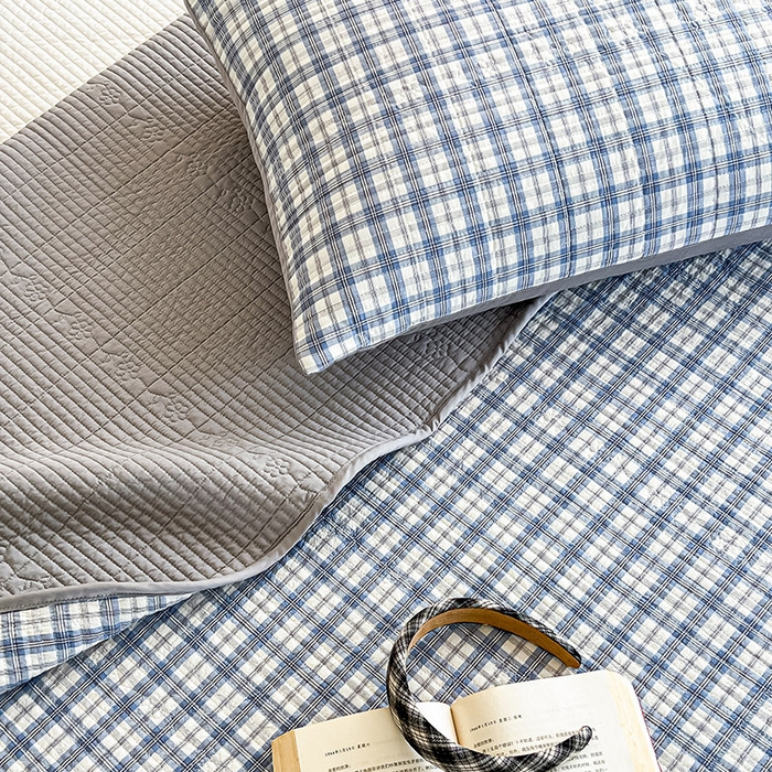 91家纺网 家纺一手货源 找家纺 沐纯家居 2025新款格子款天丝棉床盖三件套 布丁蓝-配灰