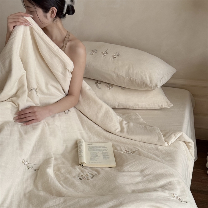 91家纺网 家纺一手货源 找家纺 鹿班家居 2025年夏季双层皱皱纱刺绣夏被系列—猫耳花园【标准会员-20元】 白色