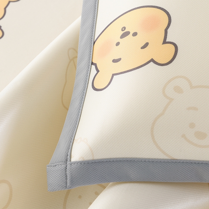 91家纺网 家纺一手货源 找家纺 牵依 2025春夏新款A类碳光冰丝席凉感印花三明治凉席 维尼熊