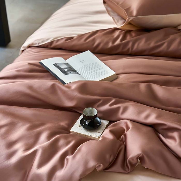 91家纺网 家纺一手货源 找家纺 咏绒家纺工厂店 2025新款60支奥地利兰精天丝纯色天丝棉四件套 古铜（红棕-风衣米）