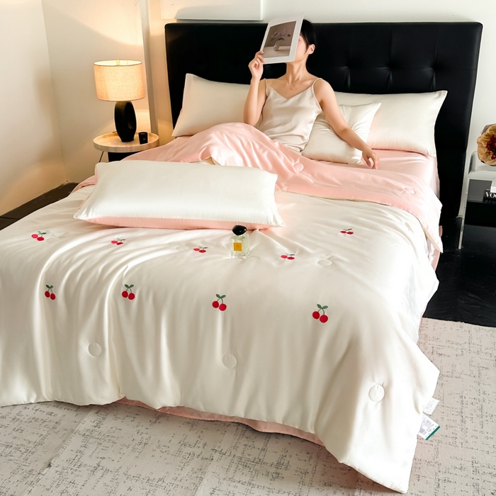91家纺网 家纺一手货源 找家纺 绒世界 2025春夏水洗冰丝夏被四件套满绣系列 樱桃-奶白粉