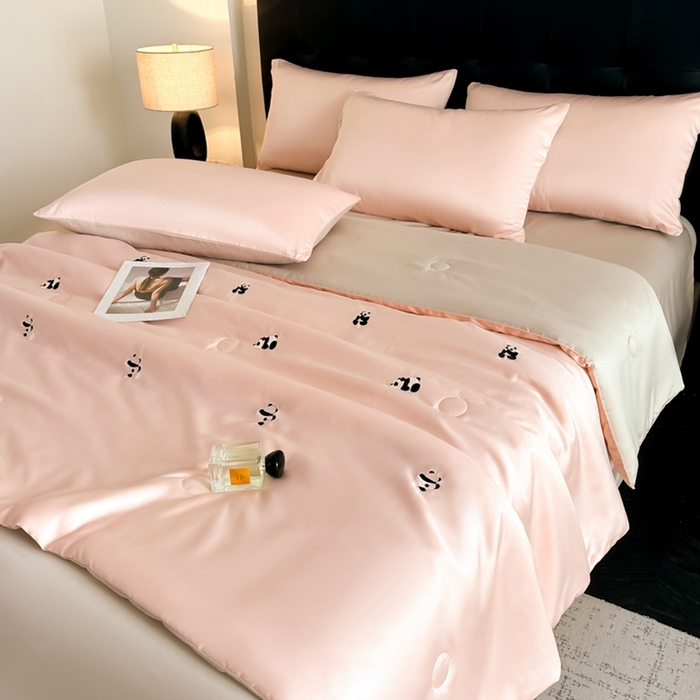 91家纺网 家纺一手货源 找家纺 绒世界 2025春夏水洗冰丝夏被四件套满绣系列 熊猫-粉米