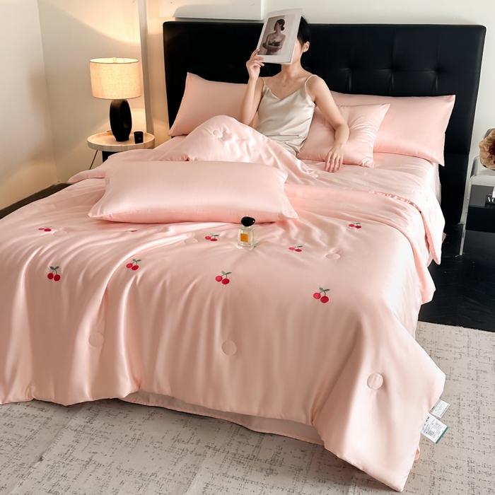 91家纺网 家纺一手货源 找家纺 绒世界 2025春夏水洗冰丝夏被四件套满绣系列 樱桃-粉