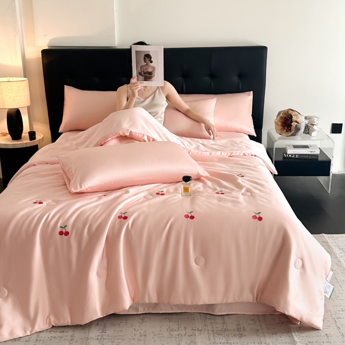91家纺网 家纺一手货源 找家纺 绒世界 2025春夏水洗冰丝夏被四件套满绣系列 樱桃-粉