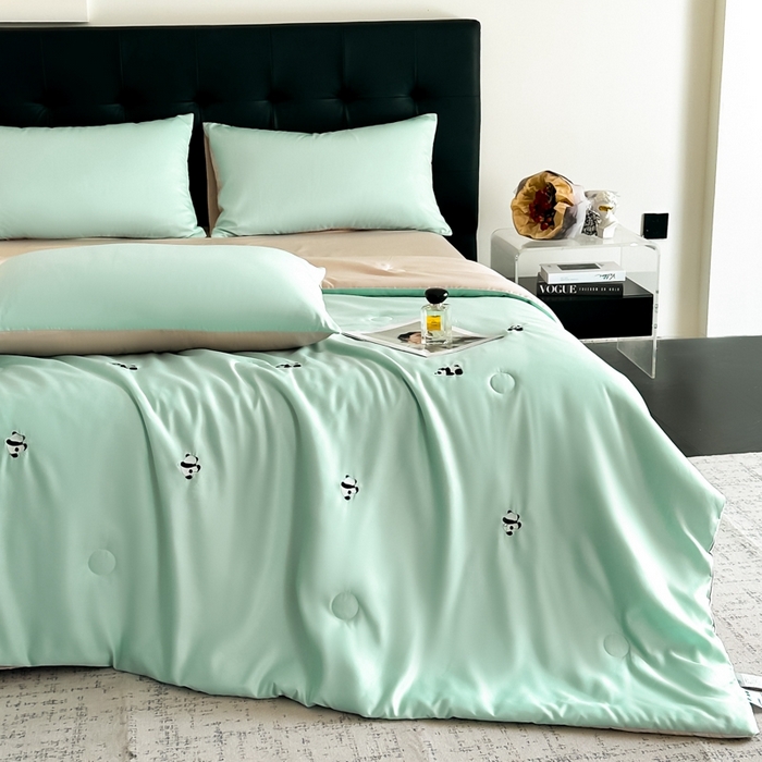 91家纺网 家纺一手货源 找家纺 绒世界 2025春夏水洗冰丝夏被四件套满绣系列 熊猫-绿米