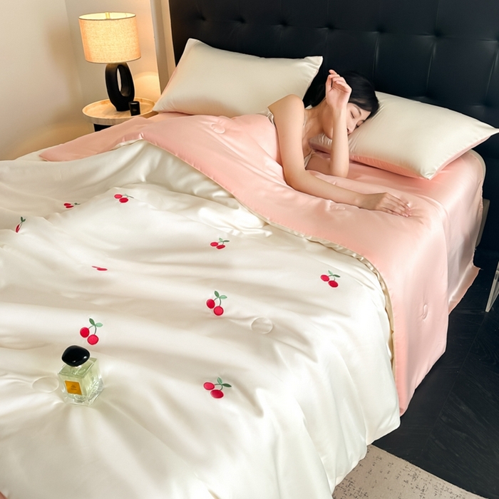 91家纺网 家纺一手货源 找家纺 绒世界 2025春夏水洗冰丝夏被四件套满绣系列 樱桃-奶白粉