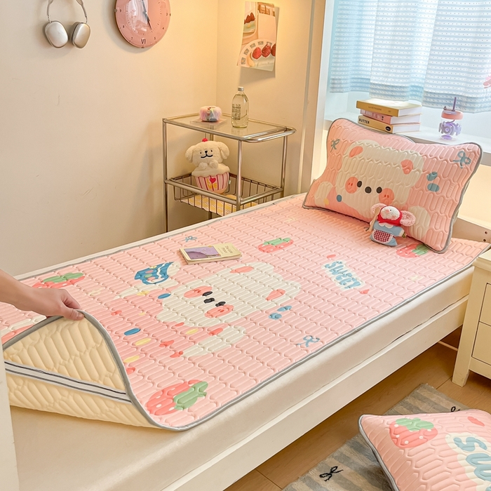 91家纺网 家纺一手货源 找家纺 川悦生活 2025新款大阪宿舍凉感丝凉席 奶泡小熊