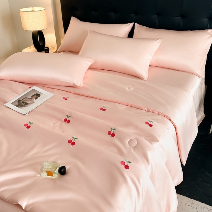 91家纺网 家纺一手货源 找家纺 绒世界 2025春夏水洗冰丝夏被四件套满绣系列 樱桃-粉