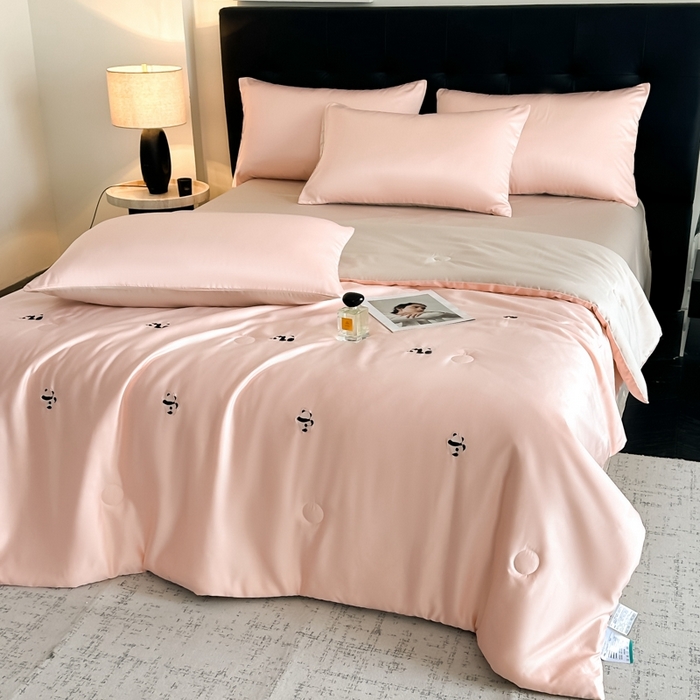 91家纺网 家纺一手货源 找家纺 绒世界 2025春夏水洗冰丝夏被四件套满绣系列 熊猫-粉米