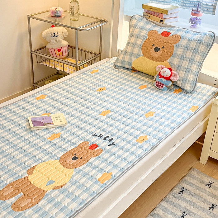 91家纺网 家纺一手货源 找家纺 川悦生活 2025新款大阪宿舍凉感丝凉席 星派熊仔