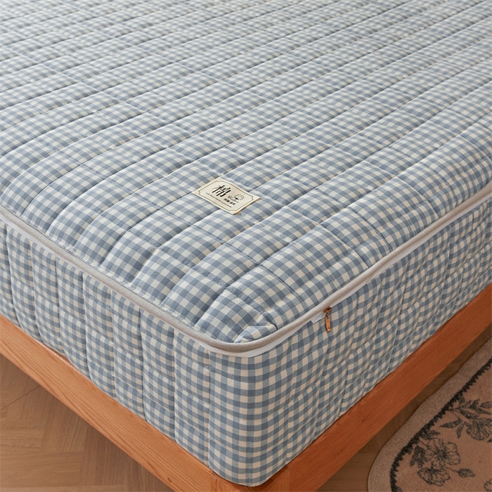 91家纺网 家纺一手货源 找家纺 伊人坊2025新款全棉色织水洗棉六面全包床笠床垫保护套无印风 夹棉床围-蓝小格