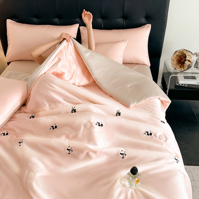 91家纺网 家纺一手货源 找家纺 绒世界 2025春夏水洗冰丝夏被四件套满绣系列 熊猫-粉米