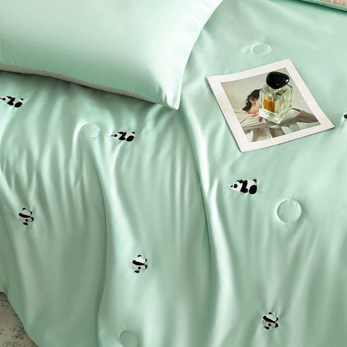 91家纺网 家纺一手货源 找家纺 绒世界 2025春夏水洗冰丝夏被四件套满绣系列 熊猫-绿米