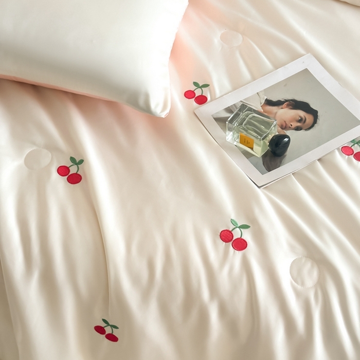 91家纺网 家纺一手货源 找家纺 绒世界 2025春夏水洗冰丝夏被四件套满绣系列 樱桃-奶白粉