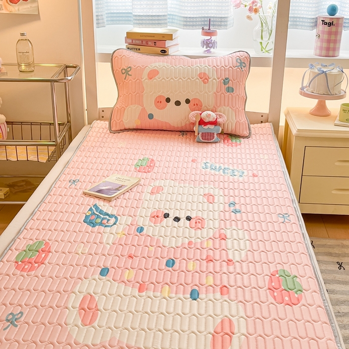 91家纺网 家纺一手货源 找家纺 川悦生活 2025新款大阪宿舍凉感丝凉席 奶泡小熊