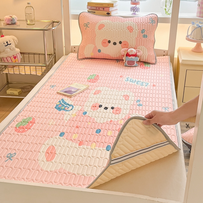 91家纺网 家纺一手货源 找家纺 川悦生活 2025新款大阪宿舍凉感丝凉席 奶泡小熊