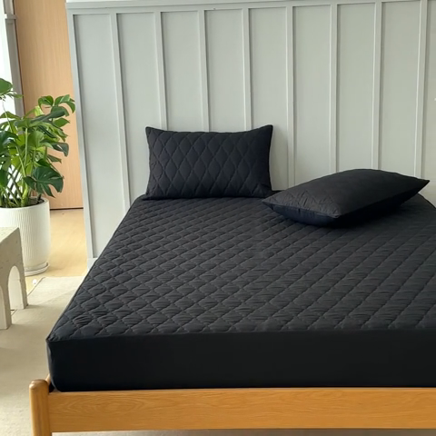 91家纺网 家纺一手货源 找家纺 枋梢家纺 2025新款跨境电商爆款菱形格夹棉防水床笠隔水隔脏亲肤保护罩 黑色
