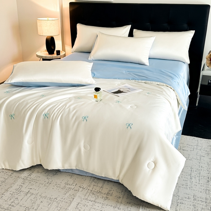 91家纺网 家纺一手货源 找家纺 绒世界 2025春夏水洗冰丝夏被四件套满绣系列 蝴蝶结-奶白蓝