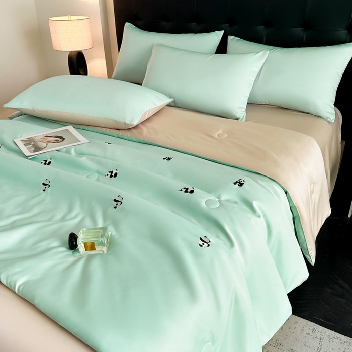 91家纺网 家纺一手货源 找家纺 绒世界 2025春夏水洗冰丝夏被四件套满绣系列 熊猫-绿米