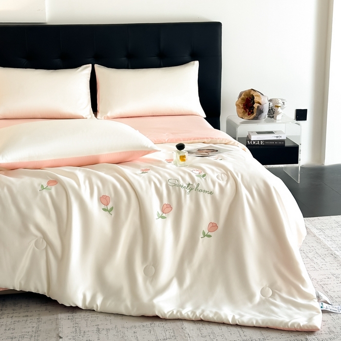 91家纺网 家纺一手货源 找家纺 绒世界 2025春夏水洗冰丝夏被四件套满绣系列 郁金香-奶白粉