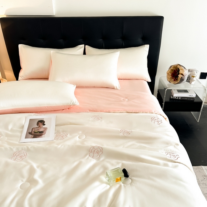 91家纺网 家纺一手货源 找家纺 绒世界 2025春夏水洗冰丝夏被四件套满绣系列 山茶花-奶白粉