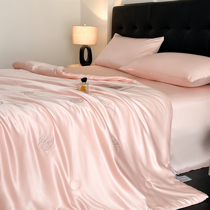 91家纺网 家纺一手货源 找家纺 绒世界 2025春夏水洗冰丝夏被四件套满绣系列 山茶花-粉